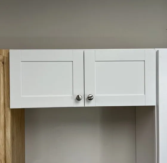 White upper cabinets without crown molding
