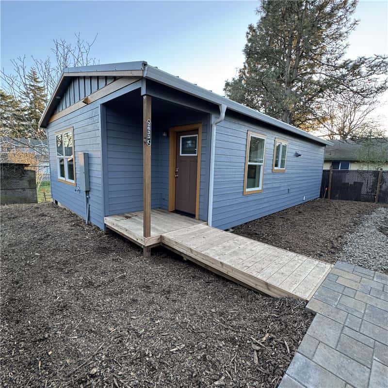 Blue and brown Wolf Model J home with ramp.