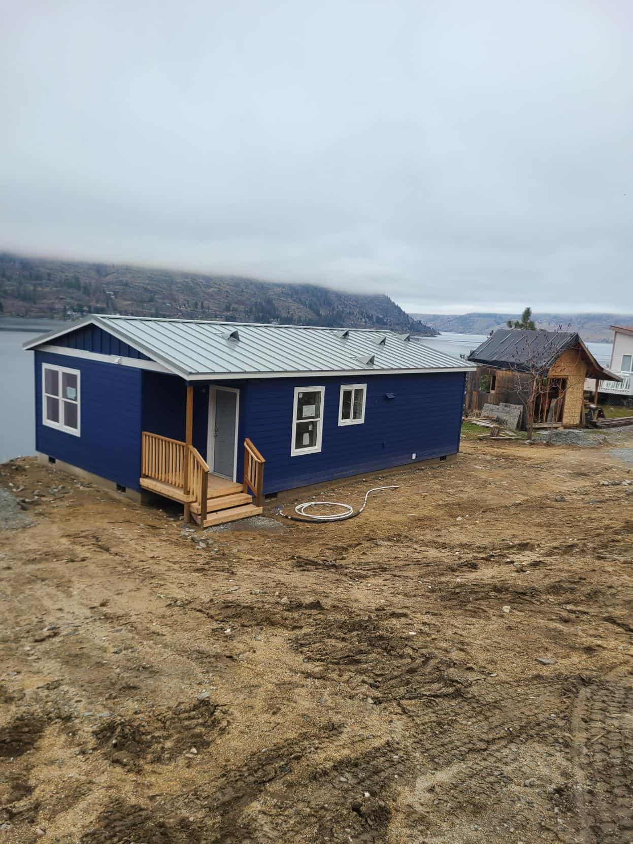 Blue and white Wolf Model J modular home on Lake Chelan in Manson WA